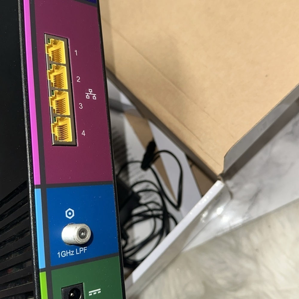 Arris SURFboard Black Cable Modem & Wi-Fi Router - Picture 8 of 9
